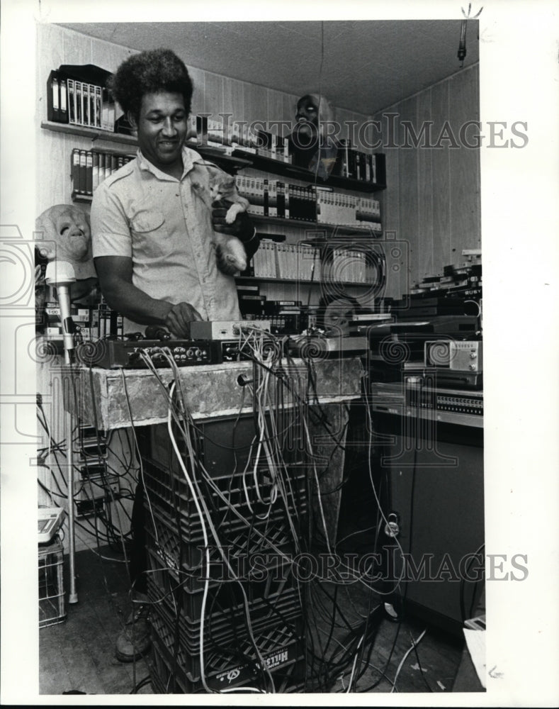 1985 Press Photo Richard Robeson FCC Cable TV, Television, Cable - cvb37703 - Historic Images