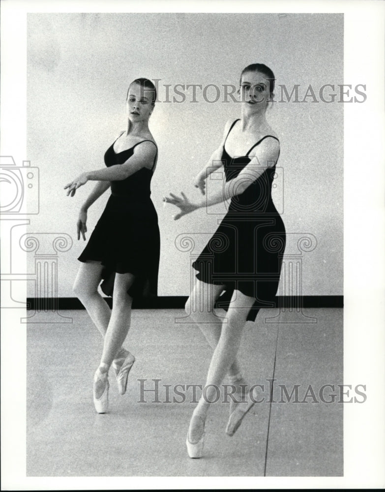 1988 Press Photo Jade Adams &amp; Raphaela Finkenauer at Cleveland School of Ballet - Historic Images