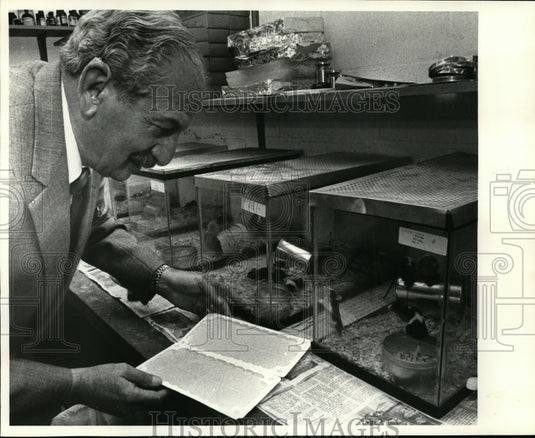 1984 Press Photo Stanley Baker, president of JT Eaton Co., experiments trap - Historic Images
