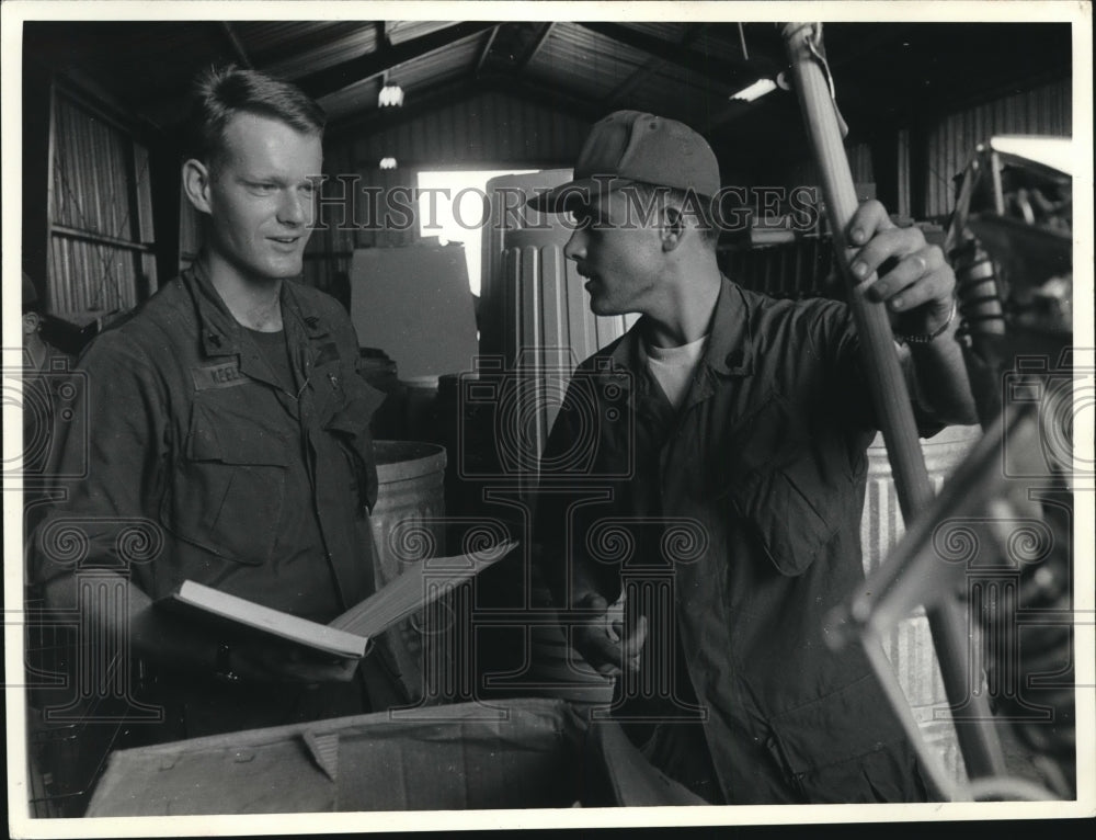 1968 Press Photo John P. Keeley Jr. &amp; James A. Goglin in the Serv Mart Warehouse - Historic Images