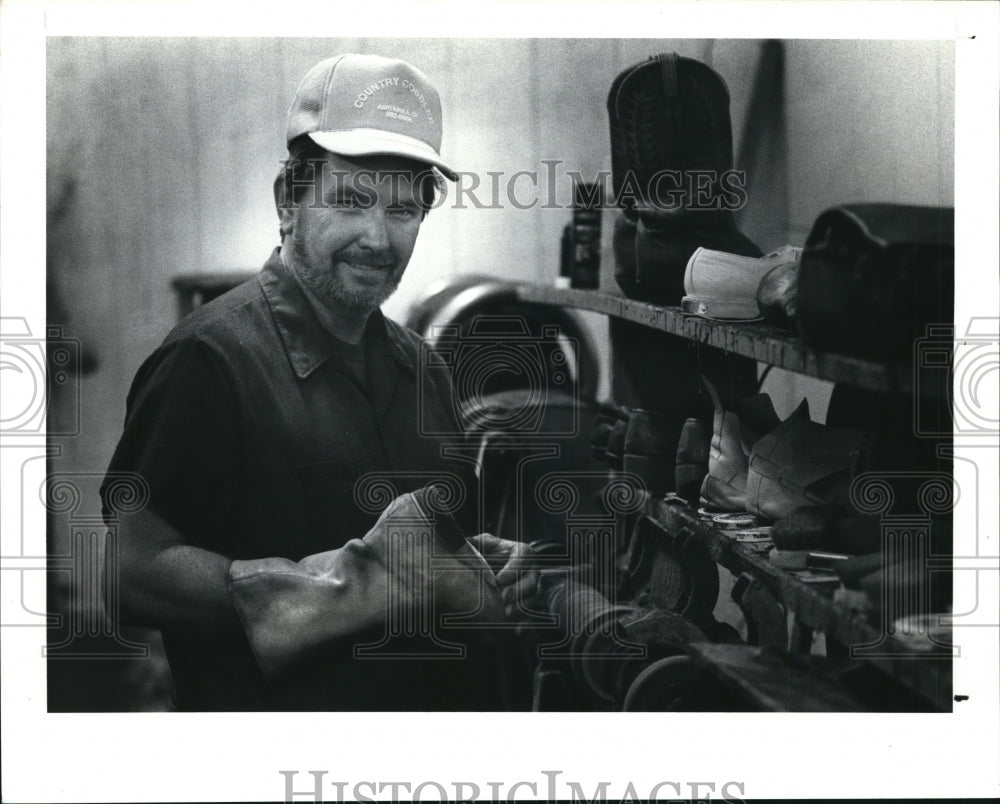 1990 Press Photo Donald Kerr, at the Country Cobbler in Ashtabula - cvb38102 - Historic Images