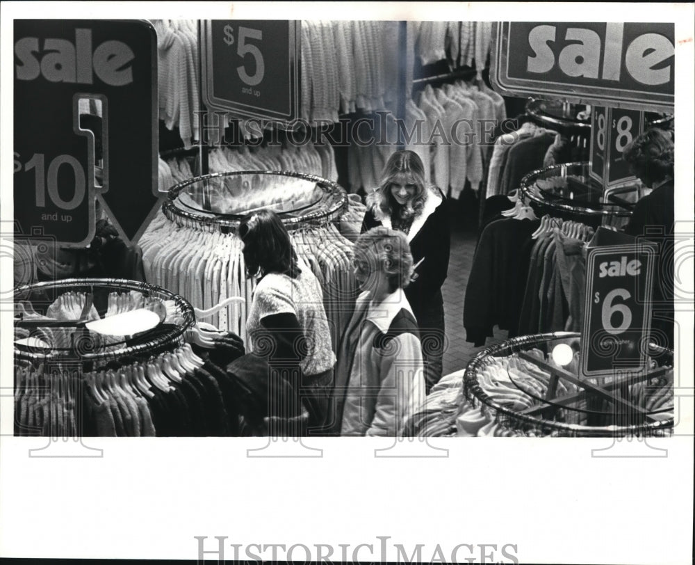 1980 Press Photo Post Christmas sale at Jean Nicole, at Randall Park Mall - Historic Images