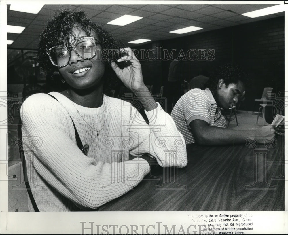 1988 Press Photo Chreesel Moreland Talks About the Escrow Program - cvb38112 - Historic Images