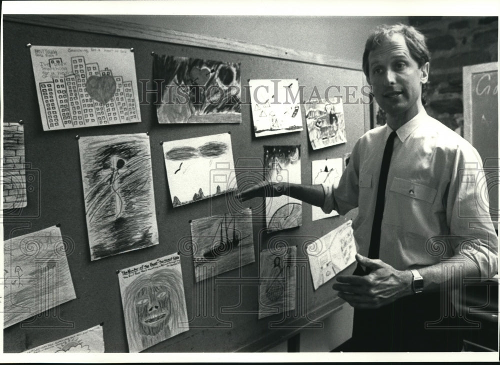 1986 Press Photo Dr. John Sappington, discusses his patients' work in Ambler - Historic Images