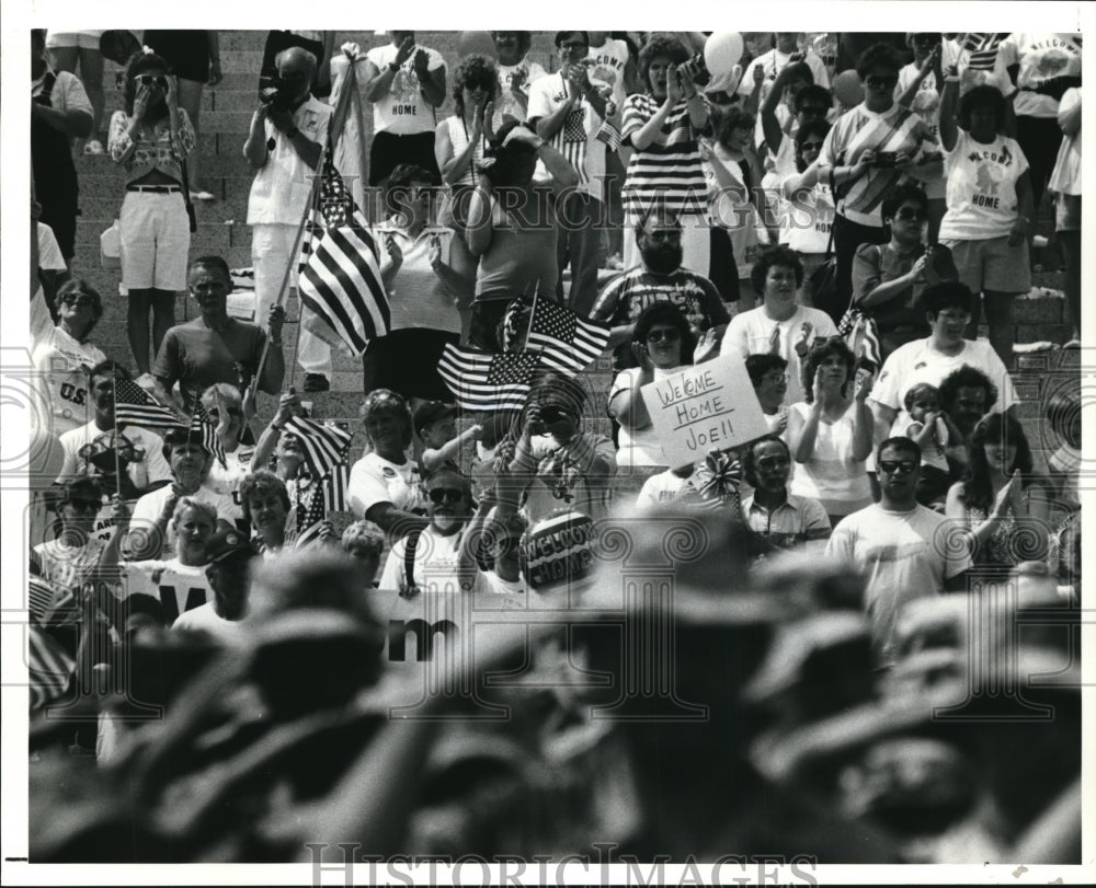 1991 Press Photo Family and friends welcome home the 350th evacuation hospital - Historic Images