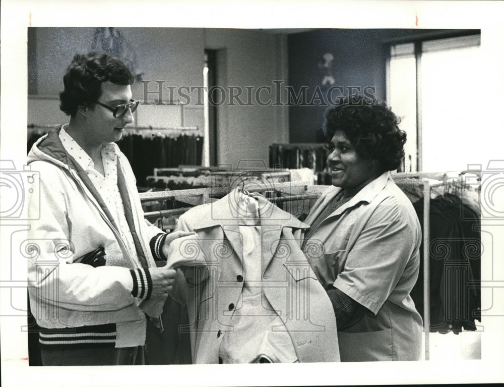 1981 Press Photo Dan Novin at Goodwill Industries Store - cvb38159 - Historic Images