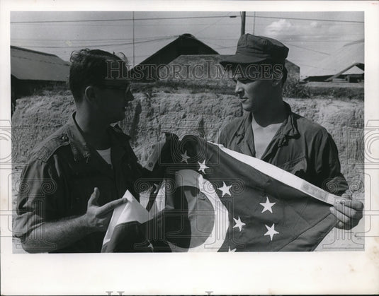 1968 Press Photo L-R; Michael D. Roberts and Lee G. Rendiers, Cleveland. - Historic Images