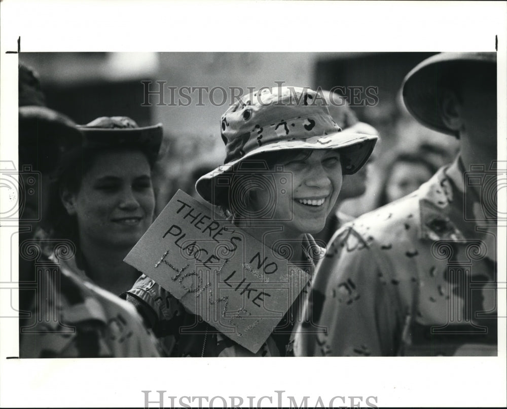 1991 Press Photo Tracy Dick a Specialist Flight Medic returning home - cvb38186 - Historic Images