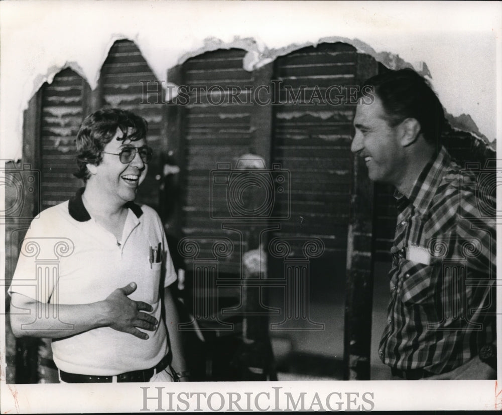 1981 Press Photo Jim LaRue and unidentified contractor of Home Renovation - Historic Images