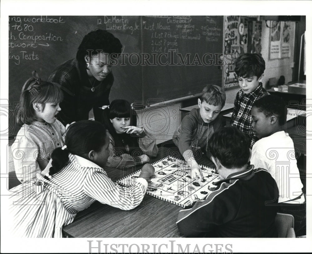 1986 Press Photo Teacher Lynnita Carter supervises a game in Friendship Class - Historic Images