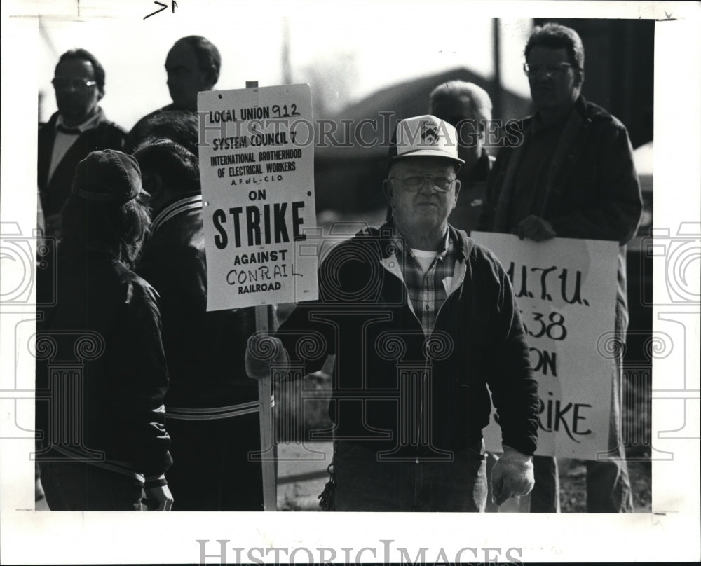 1991 Press Photo Jim Walsh mans the picket line - cvb38279 - Historic Images