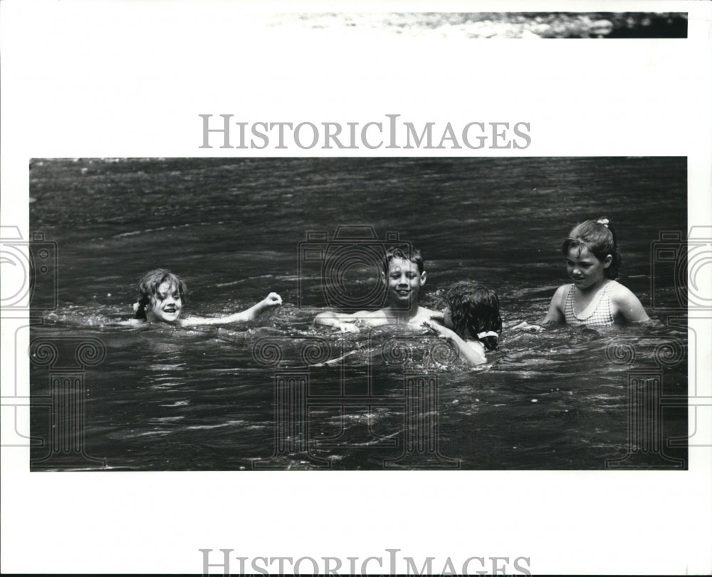 1988 Press Photo Stefanie Andrews,John Walters, Lisa Walters and Jessica Andrews - Historic Images