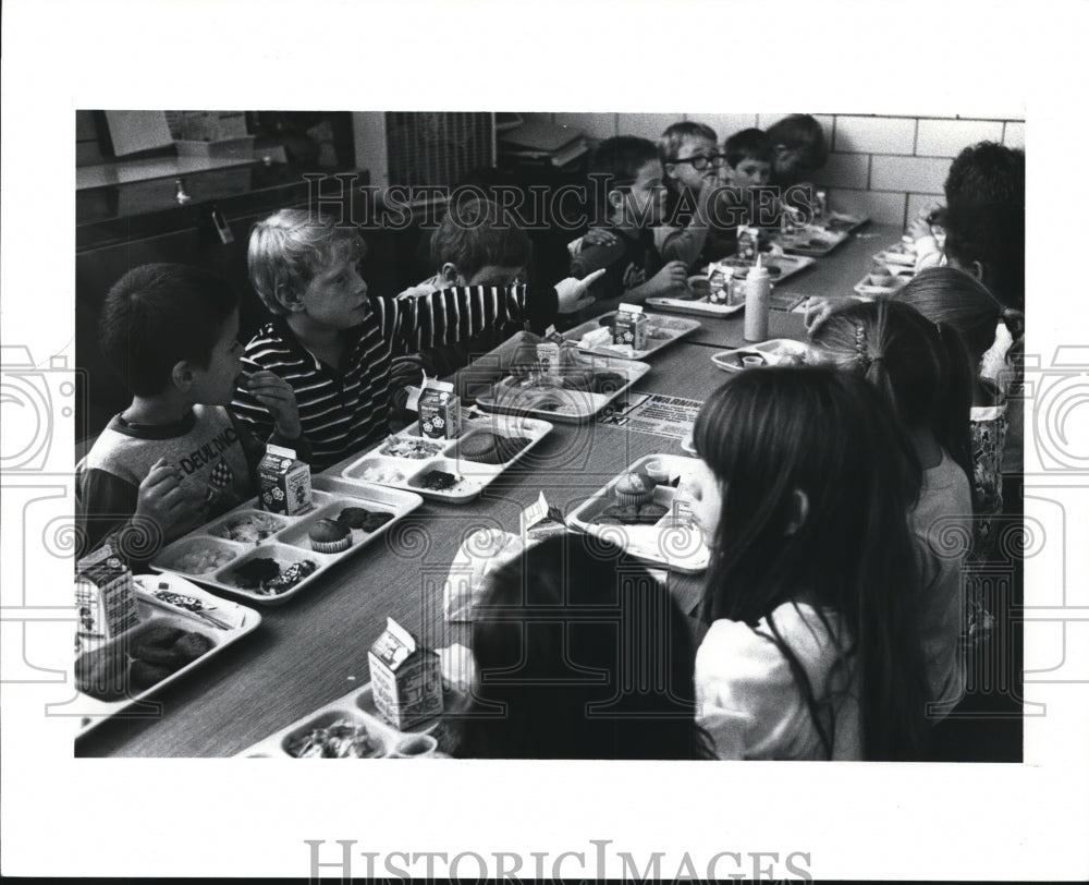 1989 Press Photo Memorial Elementary School-Barberton students-lunch hour - Historic Images