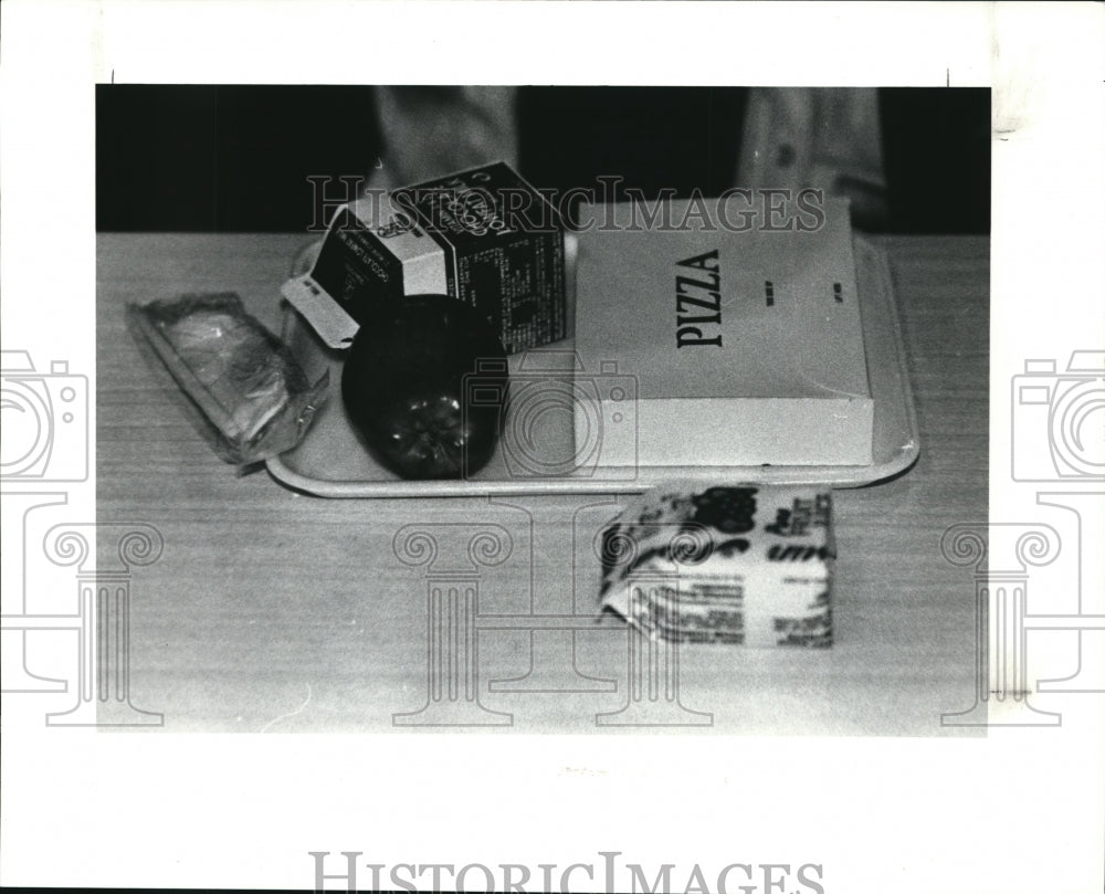 1991 Press Photo The basic lunch served to children at Miles Park cafeteria - Historic Images