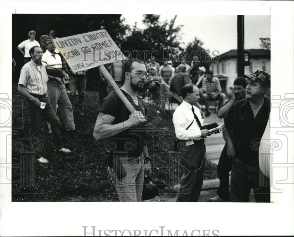 1990 Press Photo Jim Johnson Lends Support to the Striking USW - cvb38383 - Historic Images