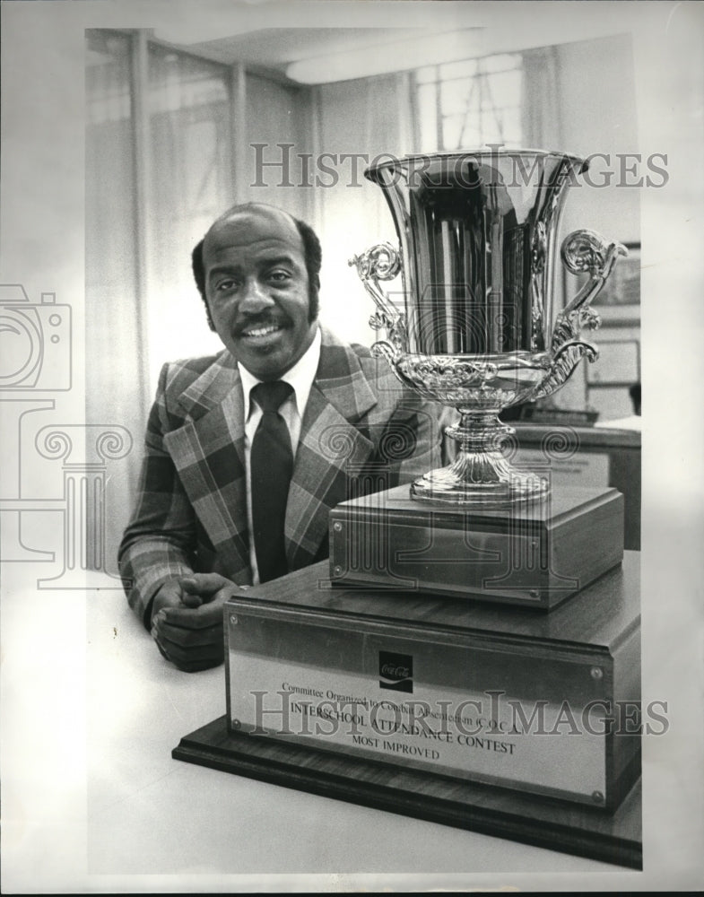 1984 Press Photo William Maritin Collinwood Principal and attendance trophy - Historic Images