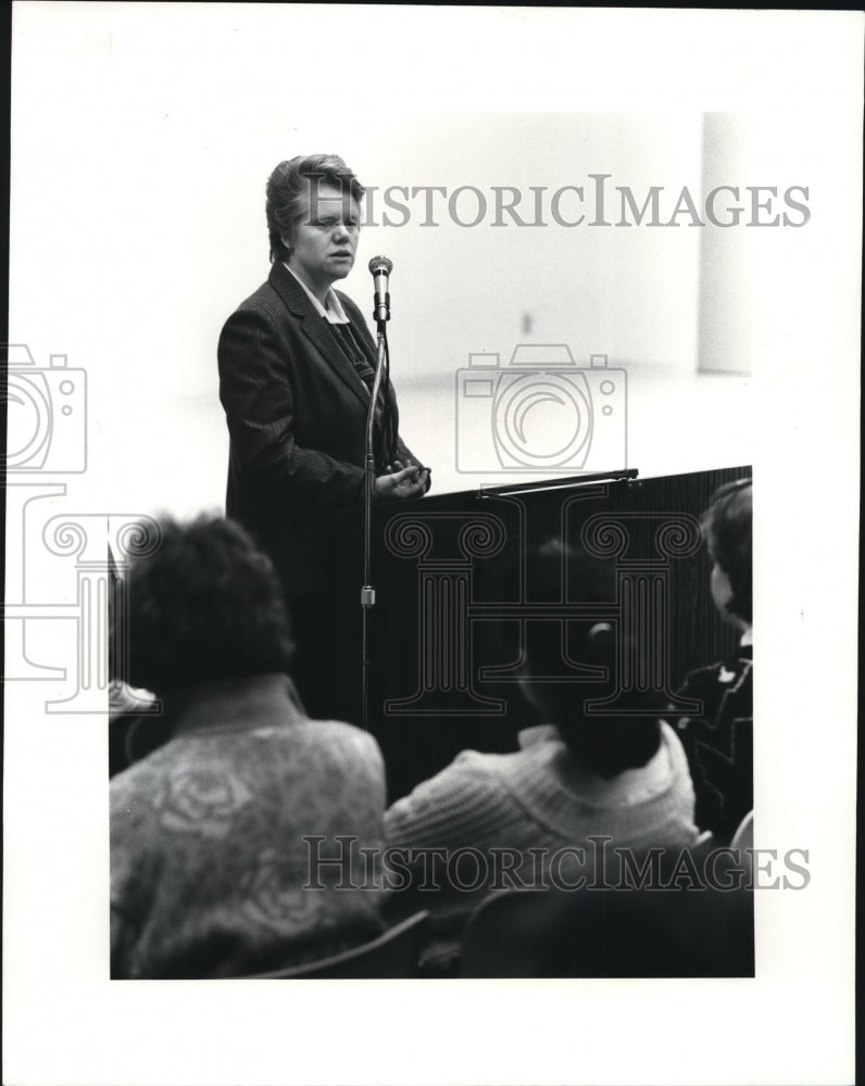 1985 Press Photo Sister Cindy Drennan teaching class on Central America - Historic Images