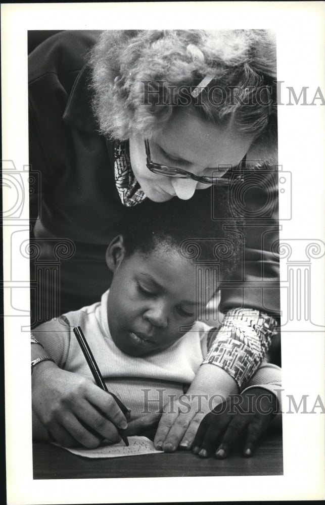 1979 Press Photo Teacher Jan Nash Of Prospect School Helps Student with Writing - Historic Images