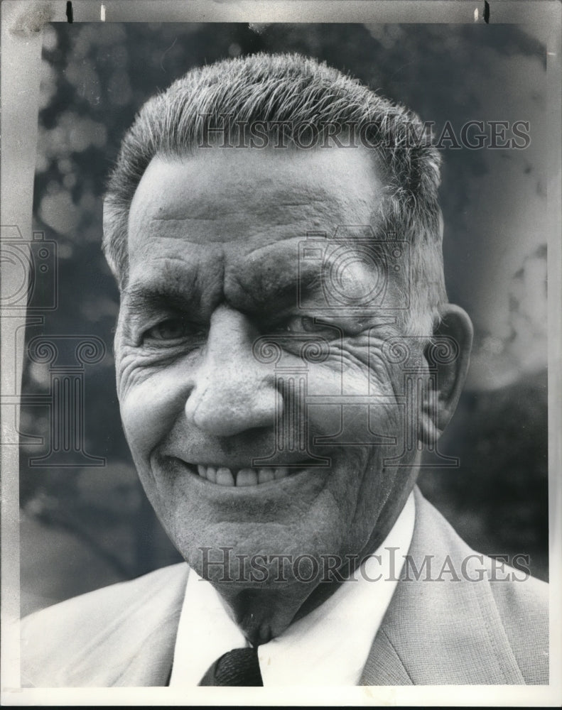 1976 Press Photo Carl A. Long Retires Business Manager Cleveland Public Schools - Historic Images