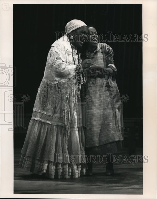 1991 Press Photo (Left) Tina Fabrique & Jennifer Leigh Warren in Abyssinia - Historic Images