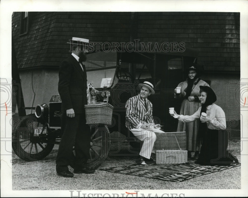 1964 Press PhotoRoadside Picnics like this one were necessary on long motor trip-Historic Images