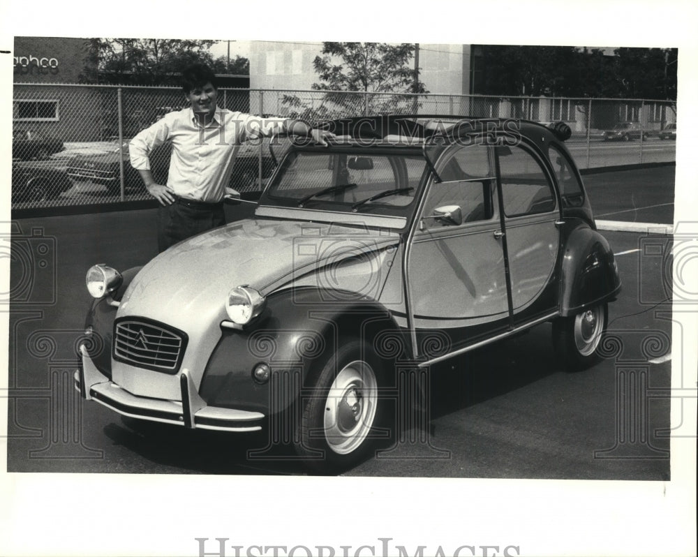 1988 Press Photo Jeff Kanter And Model Of The Sun Sport - cvb38673 - Historic Images