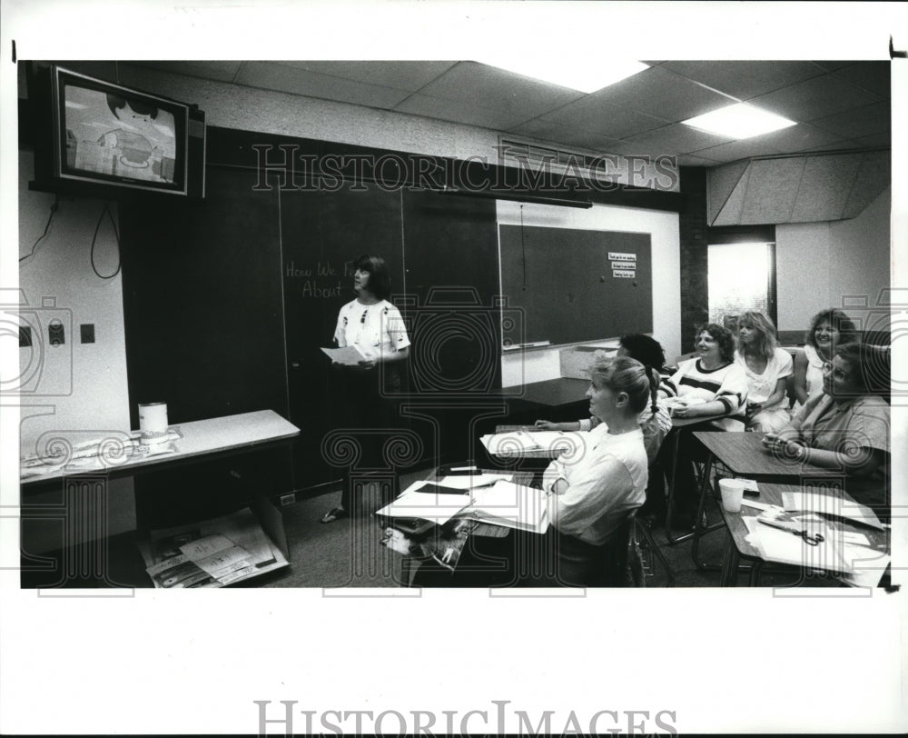 1988 Press Photo Conducting the class on health is teacher Jenny Jones - Historic Images