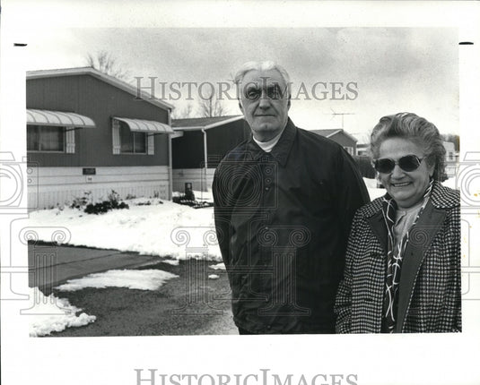 1982 Press Photo Jim & Cary Marsh in trailer park - cvb38842 - Historic Images