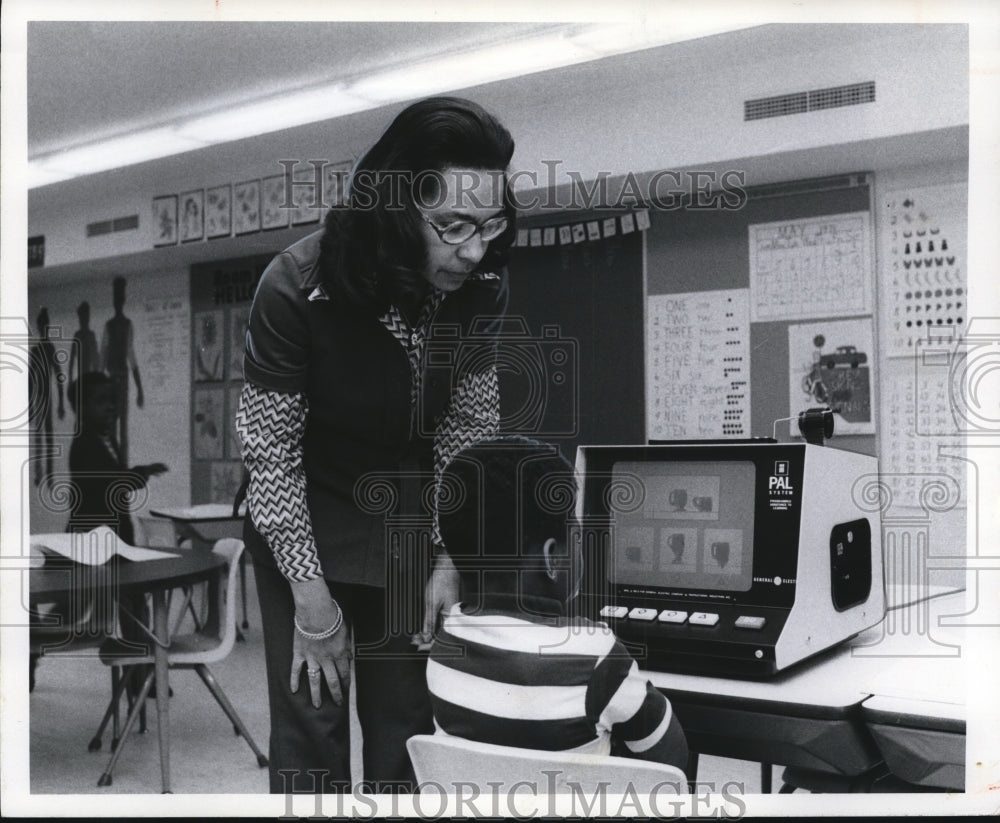 1975 Press Photo Mrs. Barbara Harris and Shelton Applins-computer class - Historic Images