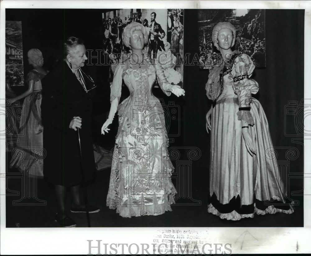 1989 Press Photo Freda Mackay restores gowns worn at Inaugural Ball of Cleveland - Historic Images