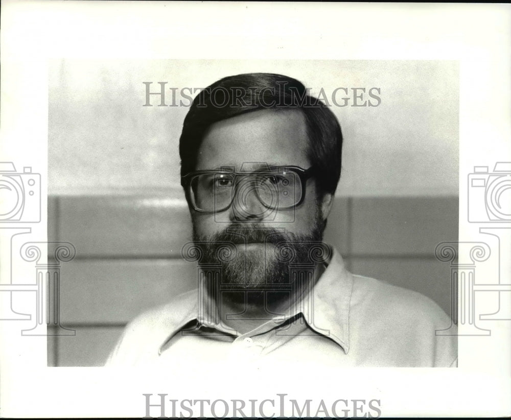 1985 Press Photo Cahrdon High Athletic Director Gary Hanlon - cvb38935 - Historic Images