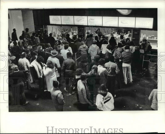 1980 Press Photo Stadium Concession stand line, writer Grossi - cvb39004 - Historic Images