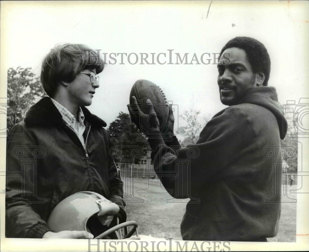 1979 Press Photo Kevin O&#39;Keefe-mascot WR and Reggie Rucker Browns - cvb39006- Historic Images