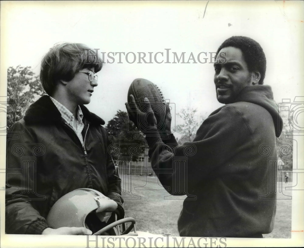 1979 Press Photo Kevin O'Keefe-mascot WR and Reggie Rucker Browns - cvb39006- Historic Images