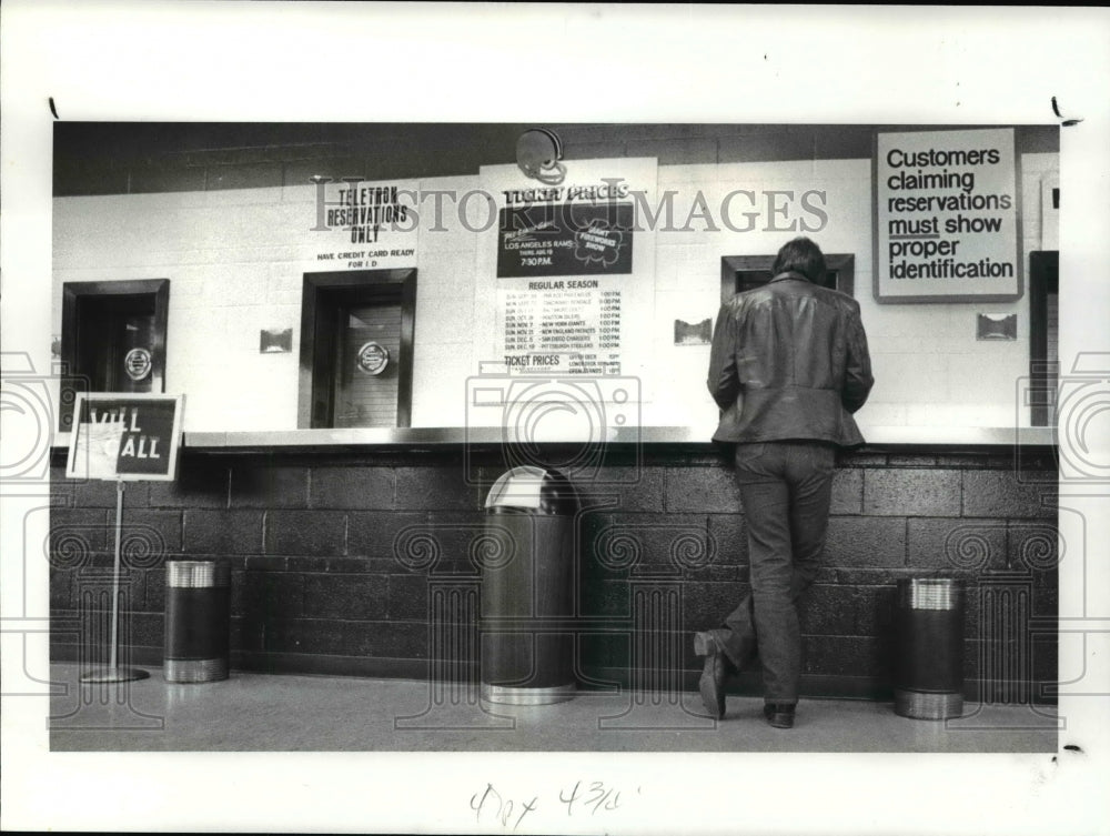 1982 Press Photo Ticket buyers-Sunday game - cvb39008 - Historic Images