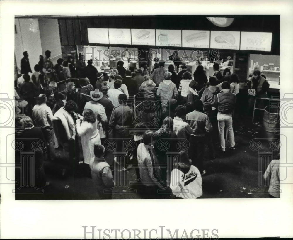 1980 Press Photo Stadium Concession stand line, writer Grossi - cvb39009 - Historic Images