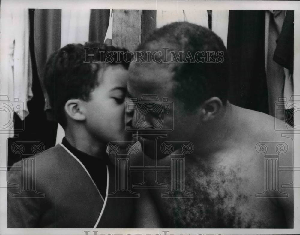 1968 Press Photo Luis Clemente Tiant Vega, Cleveland Indians with his son - Historic Images