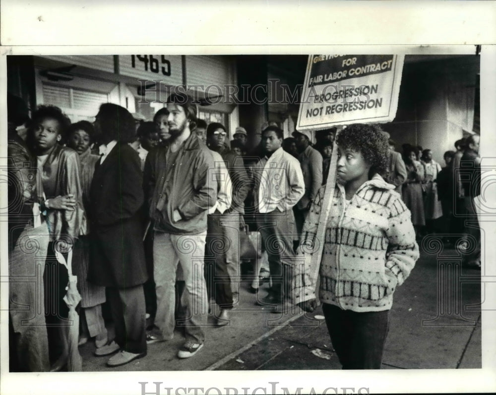 1983 Press Photo Greyhound Bus driver strike while applicants pour in - Historic Images