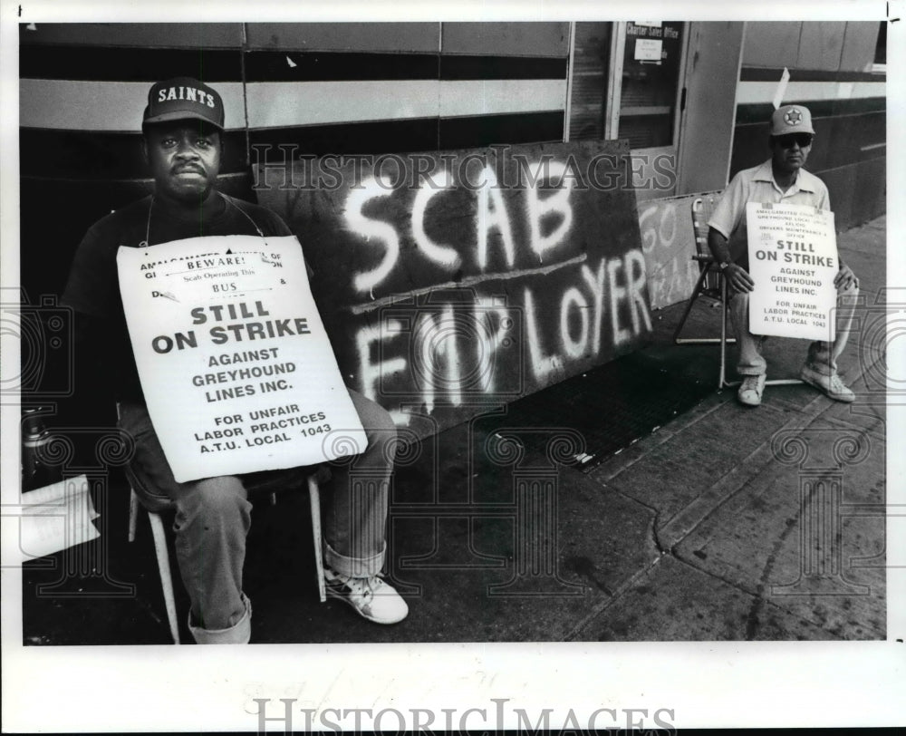 1990 Press Photo Striking Greyhound Employees Matt Peoples & Don Jones - Historic Images