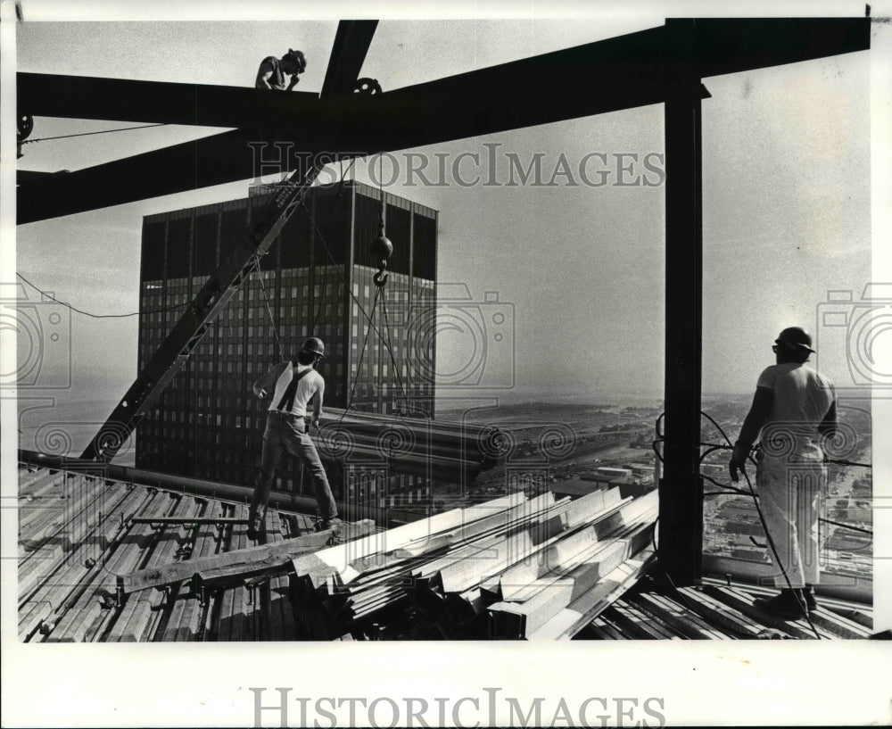 1982 Press Photo Medical Mutual building iron workers-Jim Wells and Tom Miller - Historic Images