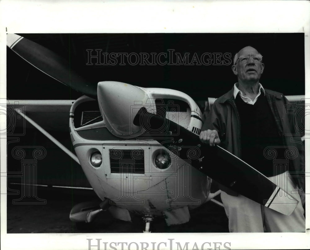 1990 Press Photo James Dunlap talk flights and upcoming trip around the world - Historic Images