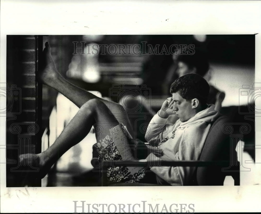 1986 Press Photo College student Mark Constantino is studying for his final exam - Historic Images