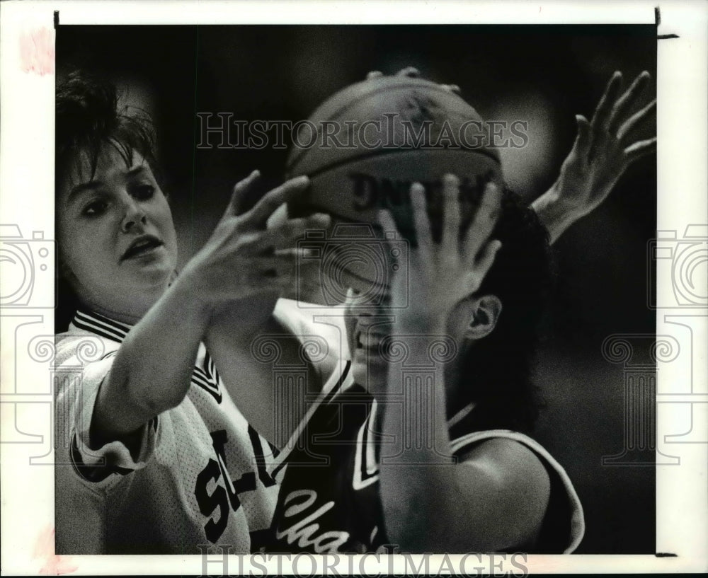 1990 Press Photo Cheryl Klimczak goes over the back of Jodie Tagliaferri- Historic Images