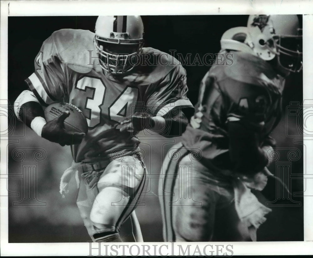 1989 Press Photo Lars Tate sweeps end for 2 yards, behind William Howard - Historic Images