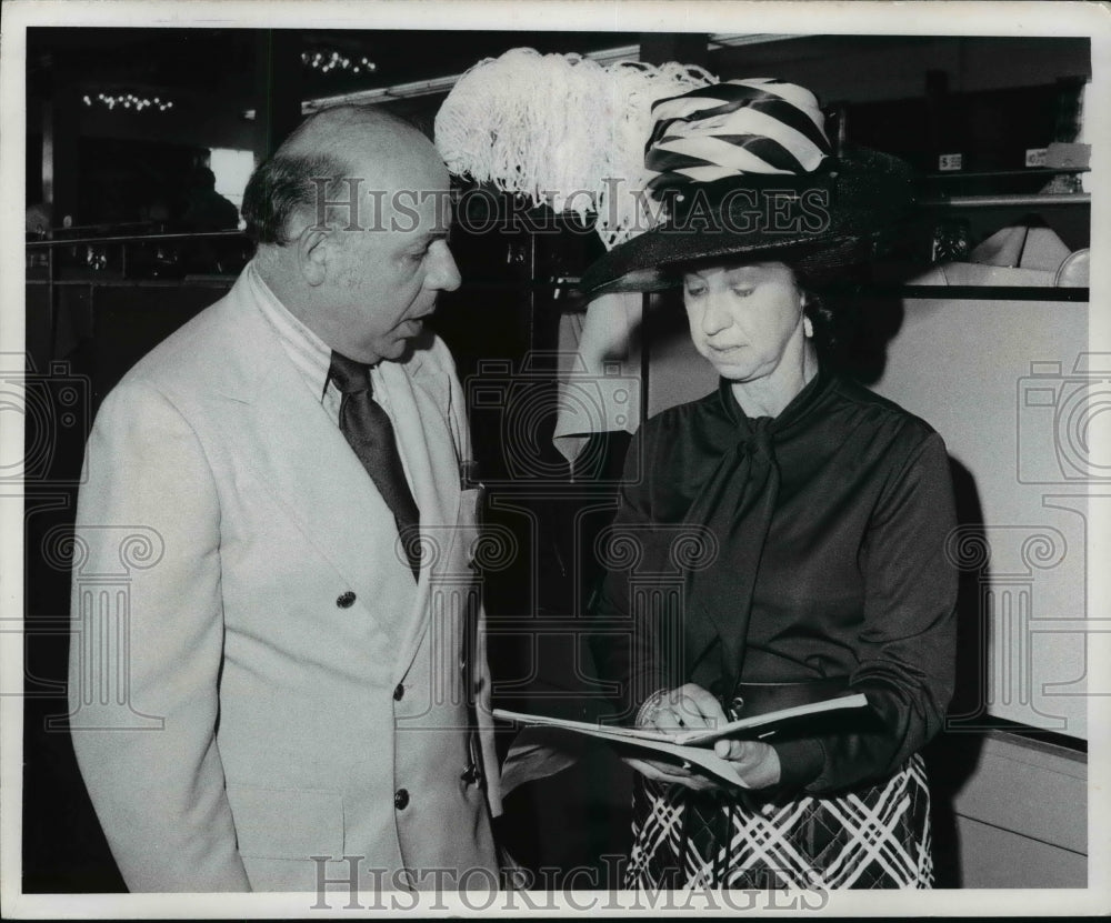 1972 Press Photo Thistlefair Day-Justin Mackert and Mrs. Gerald Siegmyer - Historic Images