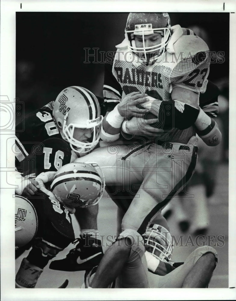 1988 Press Photo Mt Union player Dean Paul is stopped by the Baldwin Wallace def- Historic Images