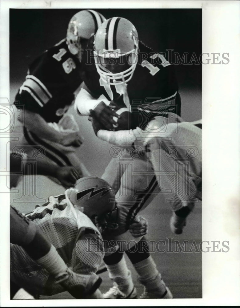 1986 Press Photo Lorne Conyers is hit at the line but spins free to score for BW- Historic Images