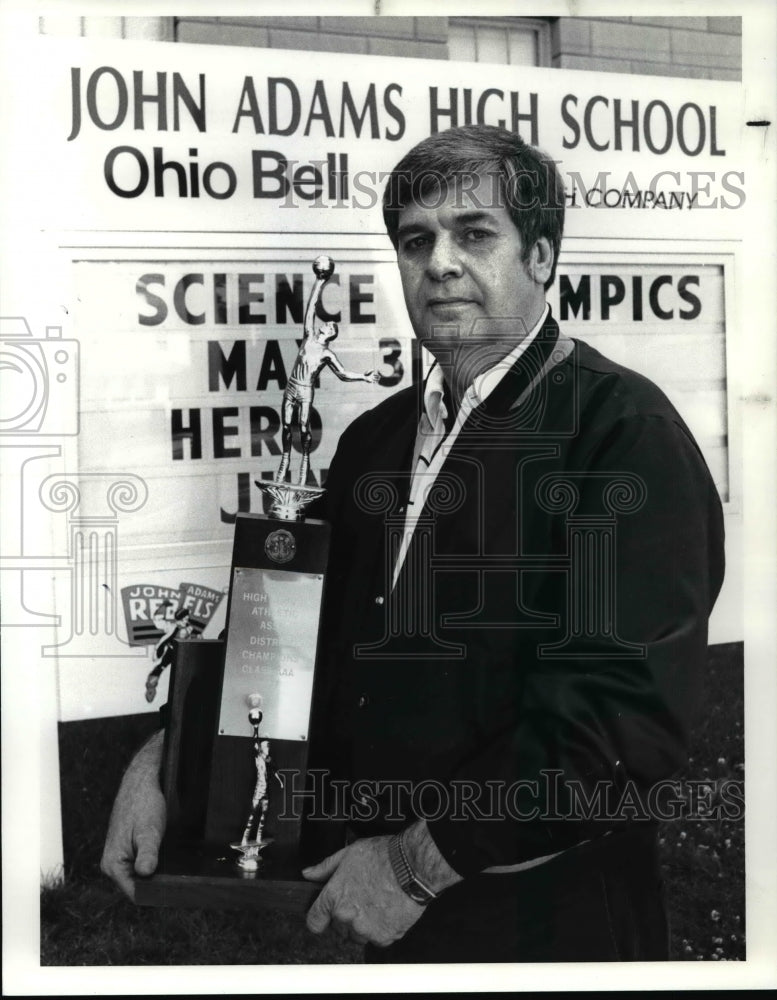 1990 Press Photo Terrry Lloyd. Retiring Basketball Coach at John Adams High. - Historic Images