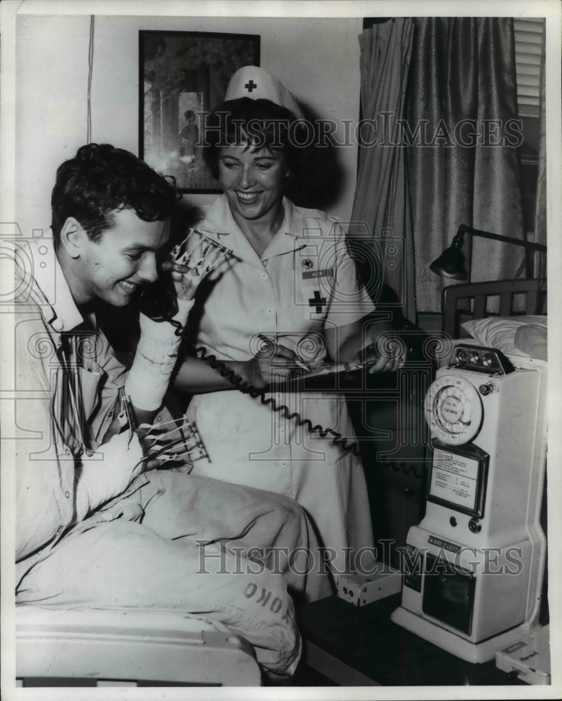 1969 Press Photo Jon MacCormick Talks with Family from Andrews Airforce Base - Historic Images