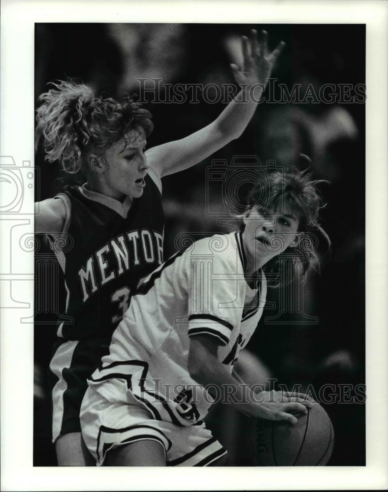 1990 Press Photo Diane Beatty pressures K.C. Vlah During Second Period Action - Historic Images
